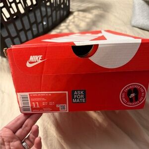 Nike Air Max SC SE in White and Brown